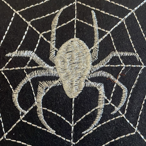Spider Web pillow - Picture 3 of 7